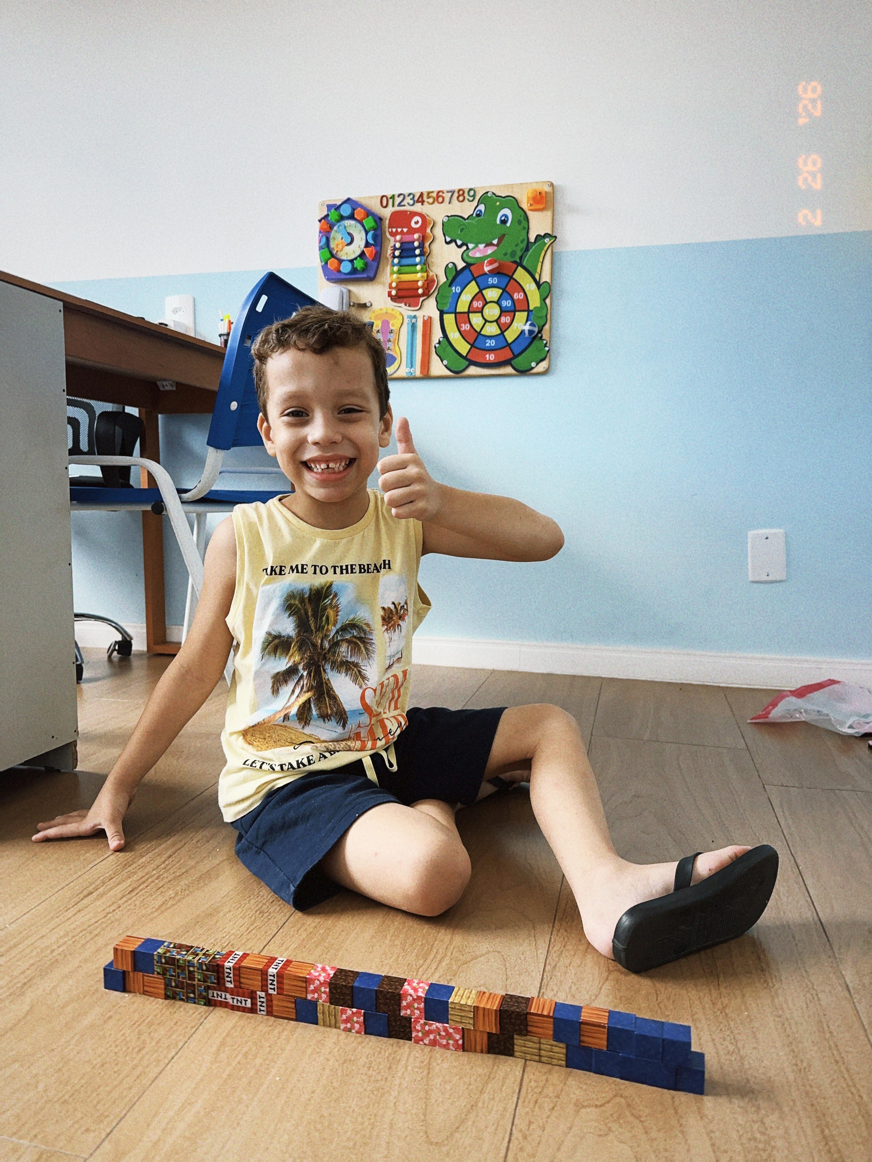 Criança com blocos
